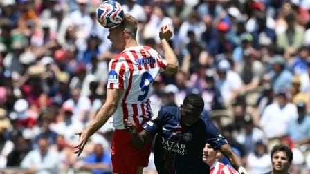 Alexander Sorloth (izquierda), del Atlético de Madrid, salta junto al crédito tricolor Willian Pacho, del PSG, durante el partido del domingo 15 de junio del 2025, en el Mundial de Clubes.