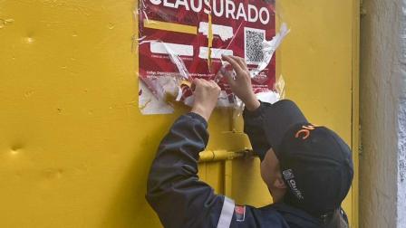 Personal de la Agencia Metropolitana de Control (AMC) retiró los sellos de las puertas del estadio Olímpico Atahualpa el martes 17 de junio.