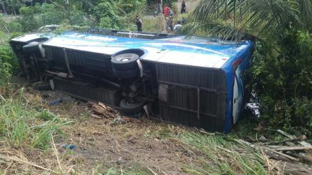 Bus con pasajeros se volcó en el sector Tachigue, Esmeraldas, la mañana del martes 17 de junio del 2025.