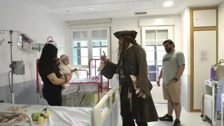 El actor visitó el hospital Niño Jesús vestido de Jack Sparrow.