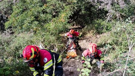 Bomberos rescataron a persona que quedó atrapada en camión tras caer a una quebarada este 18 de junio del 2025.