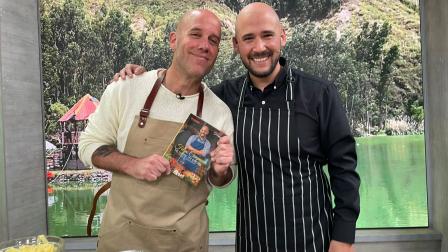 Gian Marco, cantautor peruano, junto al chef Felipe Campana en el set de esTAmañana