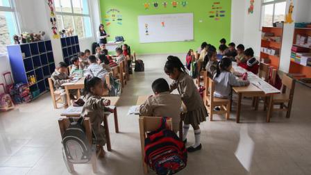 Un docente imparte clases en la Unidad Educativa del Milenio Bernardo Valdivieso de Loja