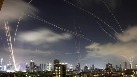 Vista del sistema de defensa israelí la Cúpula de Hierro interceptando misiles iraníes que caen sobre Tel Aviv, Israel.
