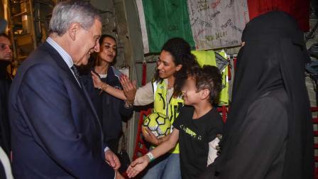Antonio Tajani, ministro italiano de Asuntos Exteriores, saluda a Adam saluda a su llegada al aeropuerto de Linate, en Milán.