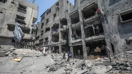 Palestinos buscan cuerpos o sobrevivientes entre los escombros tras un ataque de Israel.