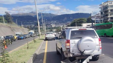 Seis vehículos colisionaron en la vía Quito - Aeropuerto el jueves 19 de junio del 2025.