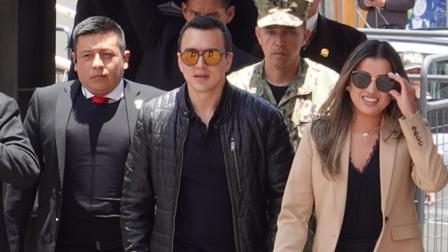 El presidente Daniel Noboa acompañado de funcionarios públicos en una actividad en Cuenca.