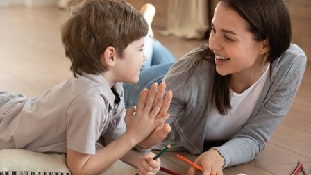 Una experta recomienda a los padres hablar siempre mirando a los ojos y colocándose a la misma altura.