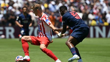 Willian Pacho (derecha) intenta quitarle el esférico a Alexander Sorloth, delantero del Atlético de Madrid, durante el primer partido del Mundial de Clubes.