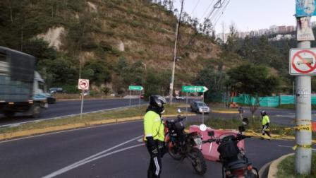 La intersección entre la avenida De Los Conquistadores y la Simón Bolívar cerrada por agentes de tránsito.
