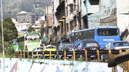 Tránsito vehicular en horas pico en el Centro de Quito, sector La Marín