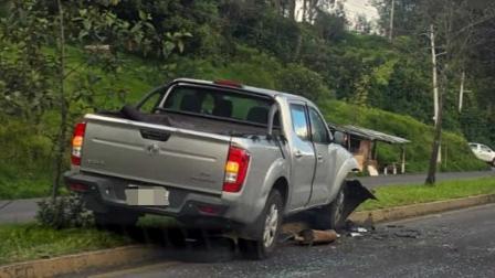 Un siniestro de tránsito se registró en la avenida Simón Bolívar a la altura de la Curva Santa Rosa.