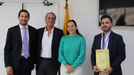 La ministra Inés Manzano junto al representante legal de Hidroquest S.A. en la firma de contrato de concesión para proyecto hidroeléctrico.