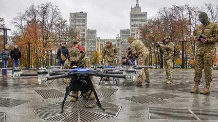 Los militares ucranianos operan un dron de batalla en el centro de Kharkiv, Ucrania.