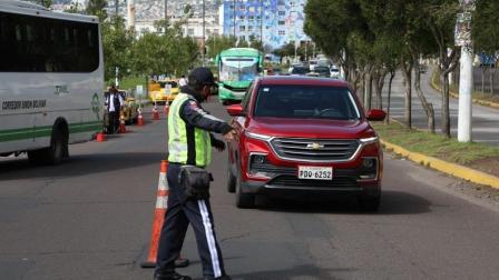 Un agente de tránsito controla la circulación vehicular en la capital.