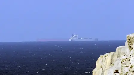 Barcos petroleros cruzan el estrecho de Ormuz, en el lado del Golfo de Omán.