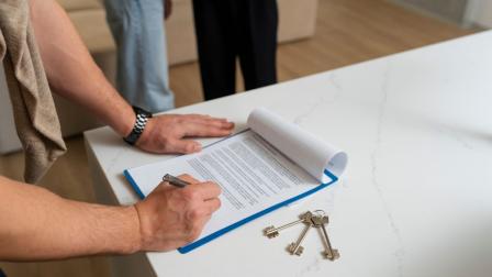 Firma de un contrato de arriendo de una vivienda