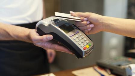 Las personas que realizaron consumos con tarjeta de crédito en el exterior deben declarar el ISD hasta el 30 de junio del 2025.