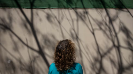 Elena, madre de dos adolescentes con autismo, en su barrio de Barcelona.