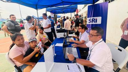 Personas reciben información para pago de impuestos al Servicio de Rentas Internas en Ecuador