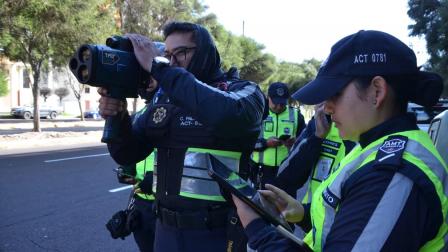 Agentes de la Agencia Metropolitana de Tránsito controla el tráfico vehicular con radares de velocidad en Quito.