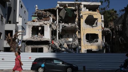 Vista de un edificio israelí sobre el que cayó un misil balístico iraní.