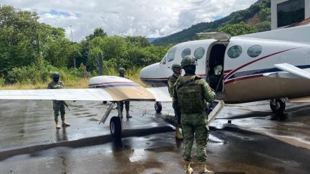 Militares hallaron una avioneta con bolsas de oro en una avioneta en Zamora Chinchipe, el 3 de mayo del 2025.