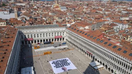 Una pancarta en contra de Jeff Bezos se desplegó en la Plaza de San Marcos, en Venecia, el lunes 23 de junio del 2025.