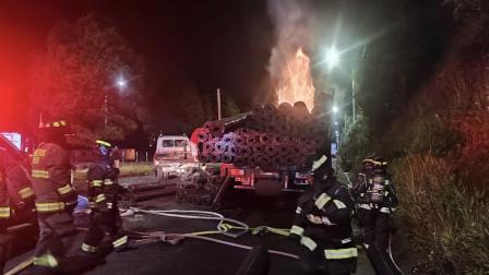 Un camión que transportaba material plástico se incendia en el sector de Santa Rosa de la av. Simón Bolívar en Quito