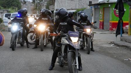 Miembros de la Policía Nacional realizan operativos contra grupos delictivos organizados en Guayaquil.