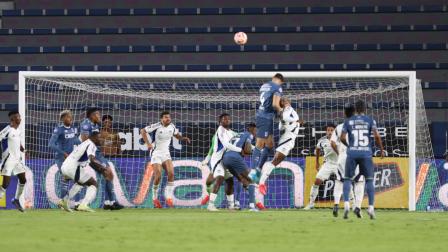 Cotejo entre Universidad Católica vs Emelec por el campeonato Liga Ecuabet 2025, en el Estadio Banco de Guayaquil. Fotos:API / Rolando Enríquez