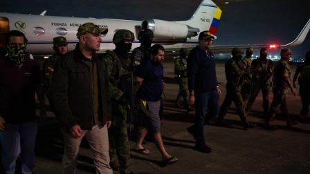 Alias 'Fito' llega a la base aérea Simón Bolívar en Guayaquil tras su recaptura en Manta.