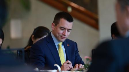 Daniel Noboa durante una reunión con empresarios en Beijing, China.