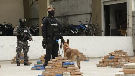 La Policía Nacional mostrando un cargamento de droga incautado en Guayaquil.