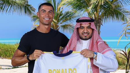 Cristiano Ronaldo muestra orgulloso la camiseta conmemorativa de la firma de su contrato hasta el 2027 con el elenco árabe del Al Nassr.
