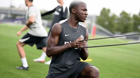 El futbolista ecuatoriano Moisés Caicedo en un entrenamiento con el Chelsea. El volante se ilusiona con la final del Mundial de Clubes.