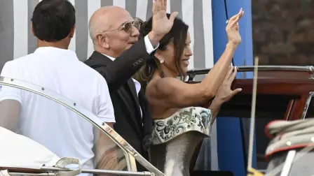 Jeff Bezos y su novia Lauren Sanchez saludaban el jueves 26 de junio del 2025 a la salida del Hotel Aman, en Venecia, para asistir a una fiesta.