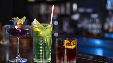 Un "moctail" es una bebida sin alcohol que imita la presentación y complejidad de un cóctel tradicional.