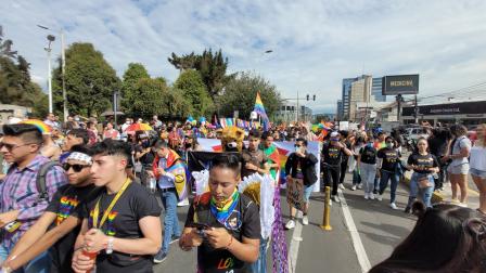 Personas recorren la av. Amazonas en la Marcha del Orgullo del 2024.