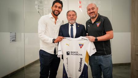 Jeison Medina (izquierda) junto a Isaac Álvarez, presidente del equipo albo y su hijo Eduardo, encargado de la Comisión de Fútbol del cuadro universitario.