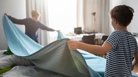 Las tareas de la casa pueden compartirse con los más pequeños asignándoles actividades según su edad.
