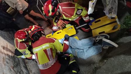 Personal del Cuerpo de Bomberos atendió la emergencia de dos jóvenes que cayeron de un juego mecánico en La Vicentina.