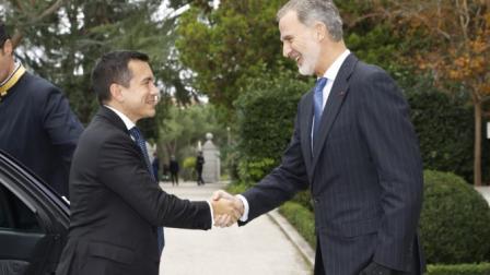 El presidente Daniel Noboa saluda con el rey Felipe VI en noviembre del 2023.