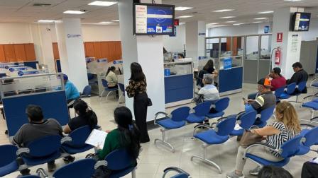 Usuarios esperan por atención en las oficinas del Servicio de Rentas Internas.
