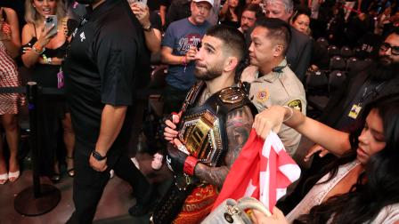 El luchador español Ilia Topuria (c) abandona el octágono tras su combate contra el brasileño Charles Oliveira, durante el combate de la UFC la madrugada del domingo 29 de junio del 2025.