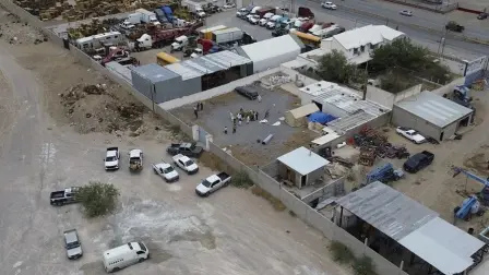 Fotografía aérea que muestra un inmueble donde se hallaron cuerpos embalsamados, en Ciudad Juárez, Chihuahua, México.