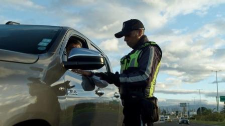 Agente de tránsito en control de documentos como parte de operativo en Quito.