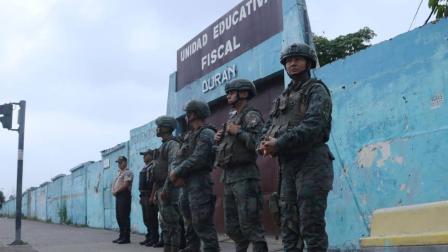Militares y policías custodian el ingreso y la salida de estudiantes de un colegio en Durán.