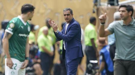 Renato Paiva (terno azul) aplaude a sus jugadores durante el partido Botafogo vs. Palmeiras, de los octavos de final del Mundial de Clubes. El duelo se jugó el 28 de junio del 2025.